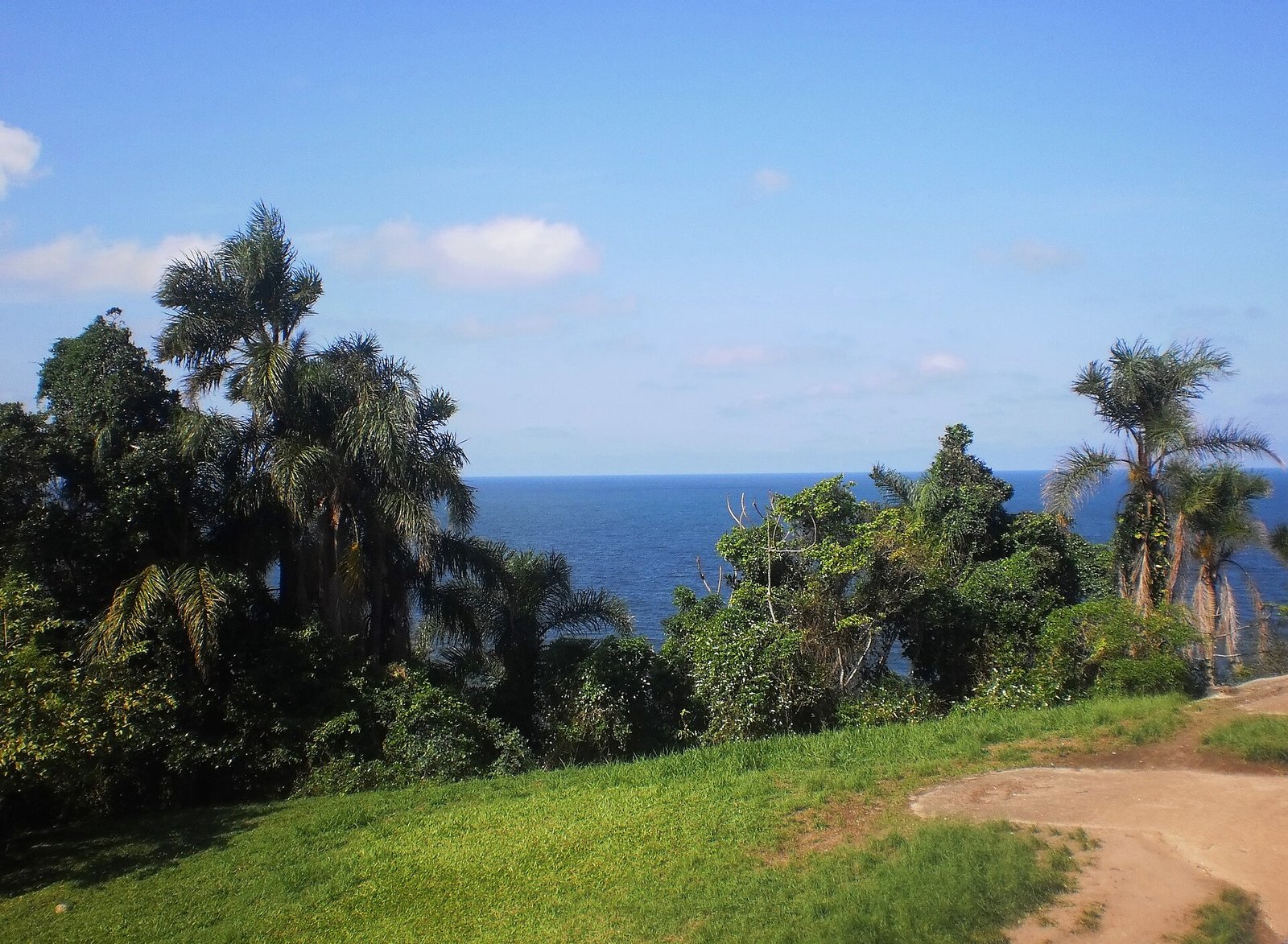 Vista do Morro do Cristo em direção ao oceano em Guaratuba