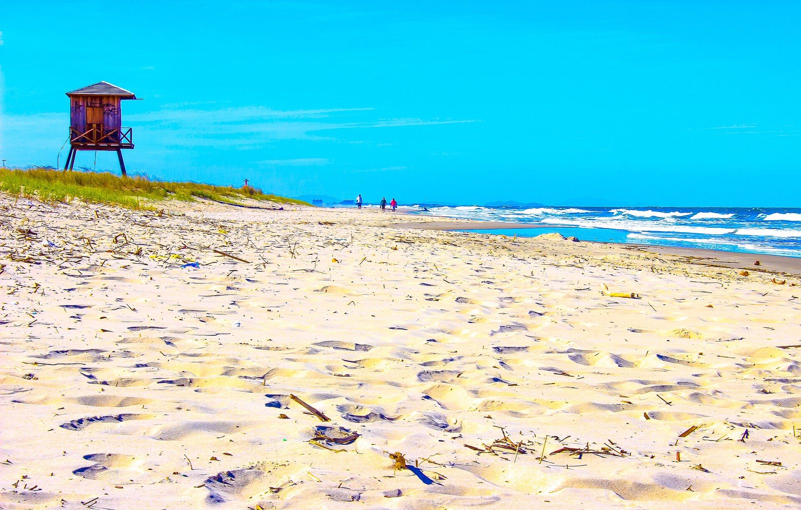 Mar e orla de Praia de Leste em Pontal do Paraná